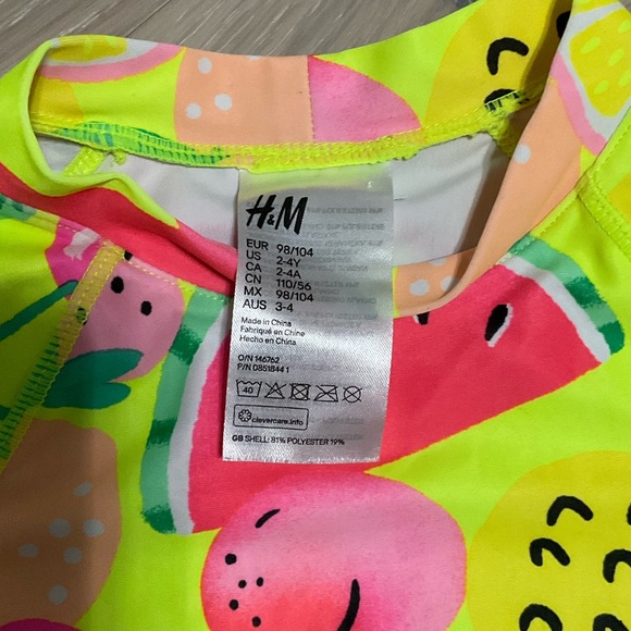 H&M. Toddler girl fruit rash guard. Size 2-4. EUC - Picture 3 of 4